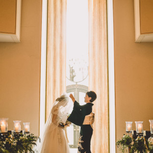 継ぎ目のない一枚板の重厚な高さ5メートルの入場扉。まばゆい光の中から新婦様が入場するシーンは圧巻。|北山ル・アンジェ教会の写真(55435508)