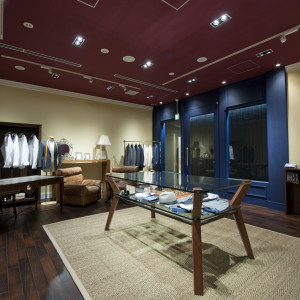 【KNOX & TAYLOR（ノックスアンドテーラー）】新郎様に人気なオーダータキシードもご用意。式後にはスーツとしてお召いただけるようお直しにも対応。|北山ル・アンジェ教会の写真(41599593)