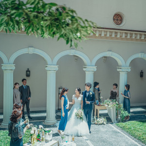 回廊を抜けた先に広がる美しい石造の独立型教会|北山ル・アンジェ教会の写真(55435368)