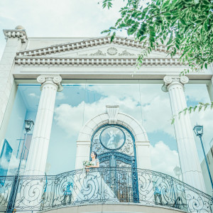 珍しいガラス張りの独立型チャペル。ガラスの煌めき×緑×青空が広がる、解放感溢れる空間|北山ル・アンジェ教会の写真(55435624)