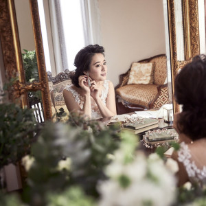 お支度中のヘアメイクシーンも専属カメラマンが撮影|北山ル・アンジェ教会の写真(55435906)