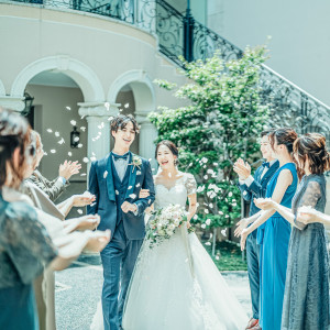 高揚感に包まれながら回廊を抜けると、美しい教会と緑溢れるガーデンがゲストをもてなしてくれる。|北山ル・アンジェ教会の写真(55435981)