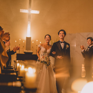 天窓からの陽光がふたりを優しく照らす中、牧師から想いのこもったオリジナルメッセージが贈られる