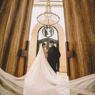 継ぎ目のない一枚板の重厚な高さ5メートルの入場扉。まばゆい光の中から新婦様が入場するシーンは圧巻。