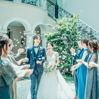 高揚感に包まれながら回廊を抜けると、美しい教会と緑溢れるガーデンがゲストをもてなしてくれる。