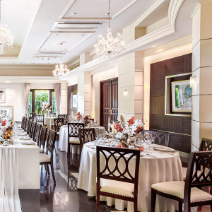 装花コーディネートやテーブルクロスの色によって、様々な雰囲気をお楽しみいただけるパーティフロア|アイネスヴィラノッツェ宝ヶ池（クラウディアホールディングスグループ）の写真(56682683)