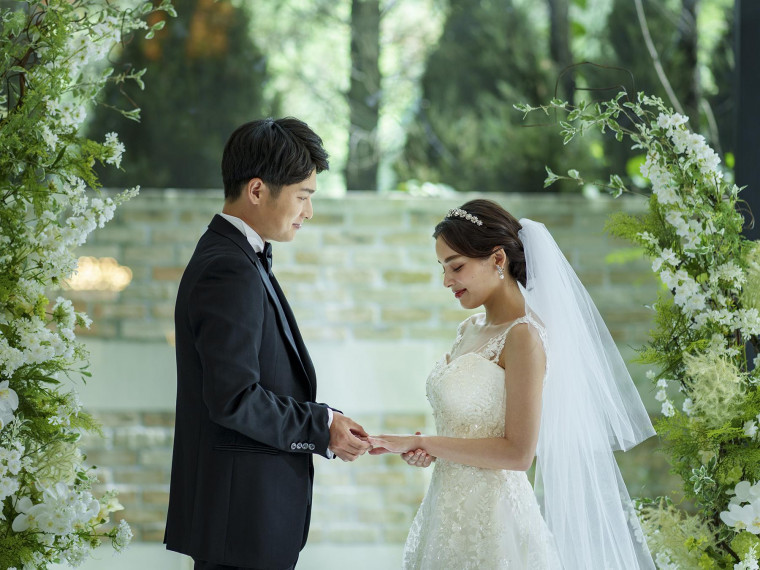 3面ガラス張り自然光あふれる「森の中のチャペル」フォトプラン