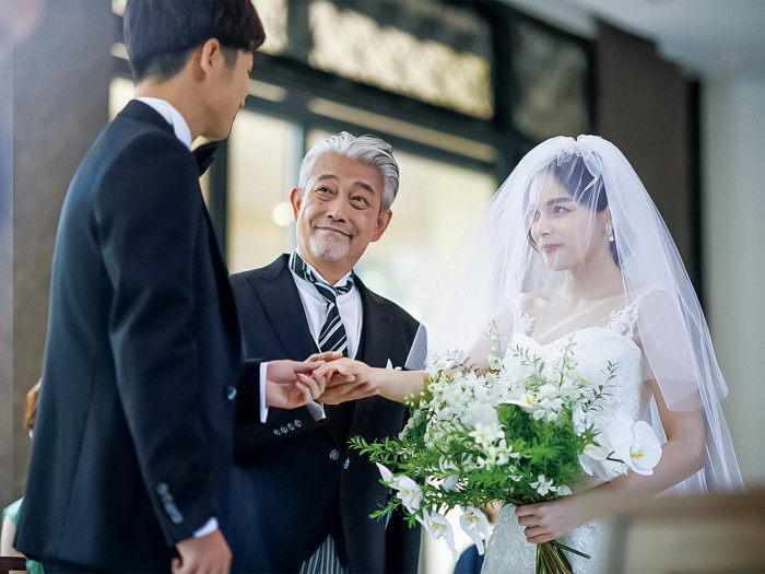 3面ガラス窓、自然光と緑に囲まれたチャペルで心温まる挙式を