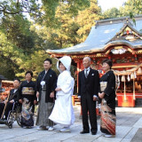 拝殿前で挙式後の家族写真