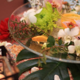 中央に満月 池には鯉 遊び心が楽しい和のアレンジ