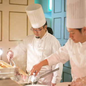 お肉料理は会場内でシェフが仕上げます|冠稲荷神社 宮の森迎賓館 ティアラグリーンパレスの写真(22045101)