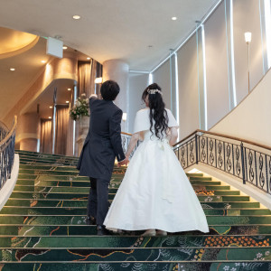 光沢のある白ドレス、シンプルですがとても可愛らしい。|冠稲荷神社 宮の森迎賓館 ティアラグリーンパレスの写真(56525274)