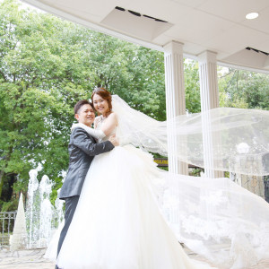 純白なドレスをふんわり「抱っこショット」|冠稲荷神社 宮の森迎賓館 ティアラグリーンパレスの写真(16812046)