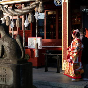 夕刻の境内で大人な一枚を|冠稲荷神社 宮の森迎賓館 ティアラグリーンパレスの写真(20099762)