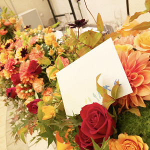 秋満載なチョコレートコスモスが素敵なメインテーブル装花|冠稲荷神社 宮の森迎賓館 ティアラグリーンパレスの写真(16812148)
