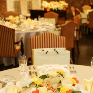 ゲストにそのままお持帰りいただけるココットタイプのゲストテーブル装花|冠稲荷神社 宮の森迎賓館 ティアラグリーンパレスの写真(16812151)