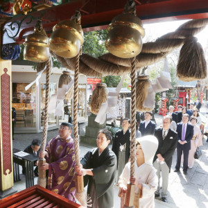 昇殿前に拝殿の鈴を鳴らします|冠稲荷神社 宮の森迎賓館 ティアラグリーンパレスの写真(16893429)