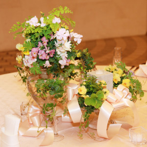 キャンドルでナチュラルな雰囲気を楽しむゲストテーブル装花|冠稲荷神社 宮の森迎賓館 ティアラグリーンパレスの写真(16812153)