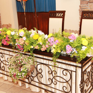 テーブルいっぱいに広がる鮮やかな草花な素敵なメインテーブル装花|冠稲荷神社 宮の森迎賓館 ティアラグリーンパレスの写真(16812150)