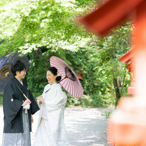 新緑の中で和傘フォト|冠稲荷神社 宮の森迎賓館 ティアラグリーンパレスの写真(53325988)