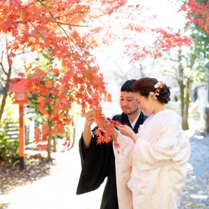 カメラマンがお二人に合わせてポージングなどを考えてくれます!|冠稲荷神社 宮の森迎賓館 ティアラグリーンパレスの写真(53325964)