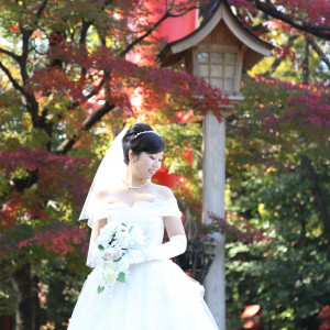 純白のウェディングドレスで優しく微笑む新婦様|冠稲荷神社 宮の森迎賓館 ティアラグリーンパレスの写真(11407081)