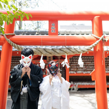 神社の奥にある「白狐社」の前で狐のお面をかぶって!!