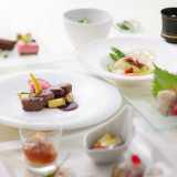 フレンチ会席に安心の和食を取り入れて、四季折々の旬の食材がたっぷり生かされたシェフのメニュー。レストランでお楽しみいただくこともOK.