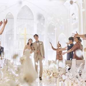 ゲストからの祝福溢れるチャペル|アーククラブ迎賓館（広島）/テイクアンドギヴ・ニーズウェディングの写真(55293987)