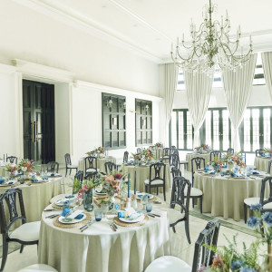 広々としたパーティ会場はコーディネートによって様々な表情に変わります|アーククラブ迎賓館（広島）/テイクアンドギヴ・ニーズウェディングの写真(55294375)