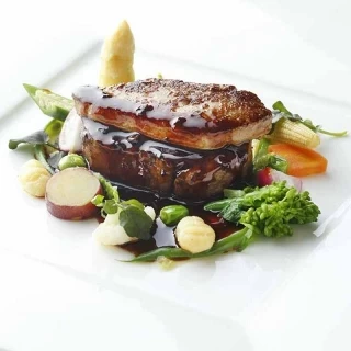 牛フィレ肉とフォアグラを黒トリュフの香りで。ソースは焼き立てのパンにつけて。