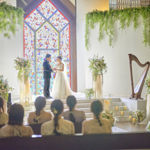 ステンドグラスからの光の祝福|ウエディングパルコ アルジェントの写真(47104929)