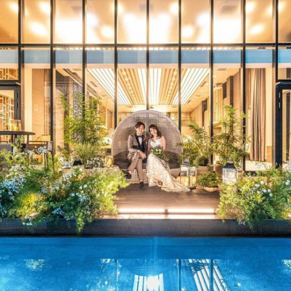 水面に移るコントラストが美しいテラス