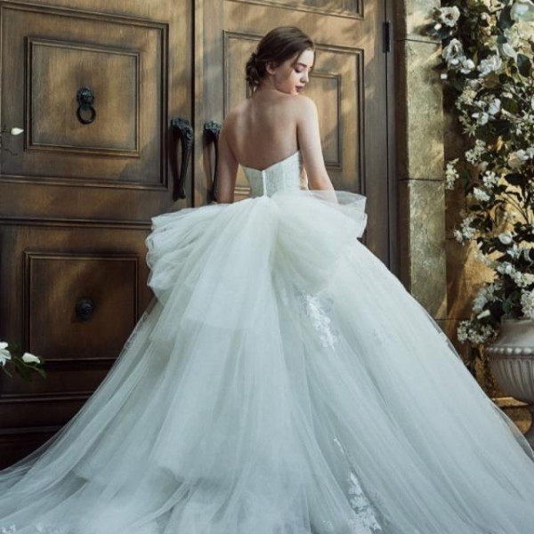 新作ドレスコレクション発表