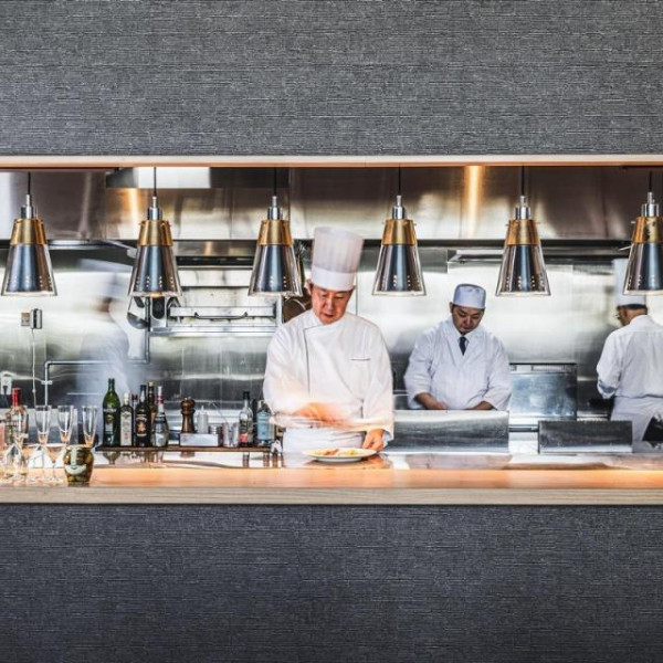 オープンキッチンで出来立てのお料理を