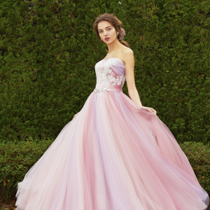 大人気のグラデーションドレス。女性らしく優しいピンクが大人可愛くも演出できます。|グランラセーレの森の写真(11046724)