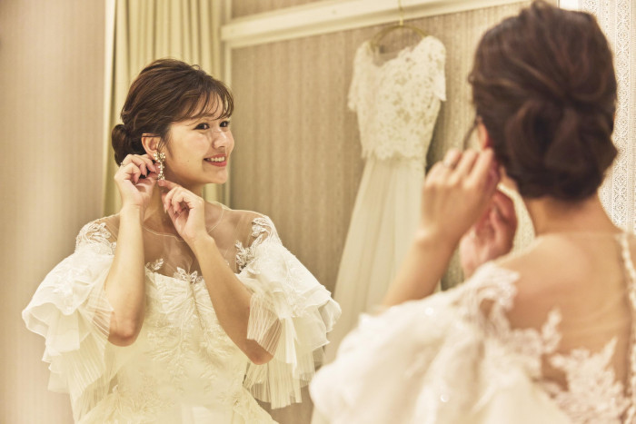 運命の一着が見つかるまで何度でもお衣裳合わせを！専属のアドバイザーがしっかりサポート！
