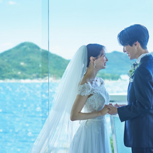 海と空へ繋がる真っ白な大理石のバージンロードで誓いを