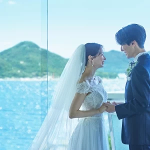 海と空へ繋がる真っ白な大理石のバージンロードで誓いを