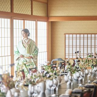 木格子ややわらかな灯りが織りなす和モダンな雰囲気に、和装姿がいっそう引き立ちます。