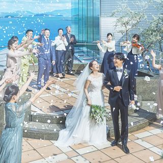 フラワーシャワーやブーケトスなどのセレモニーもゆったりと叶う開放的な空間。