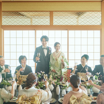 ジャパニーズモダンな披露宴も可能。和やかな雰囲気でゲストとの会話も弾みます。