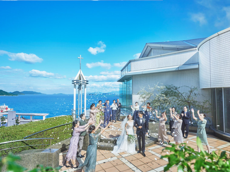 瀬戸内海をバックにガーデンセレモニーを