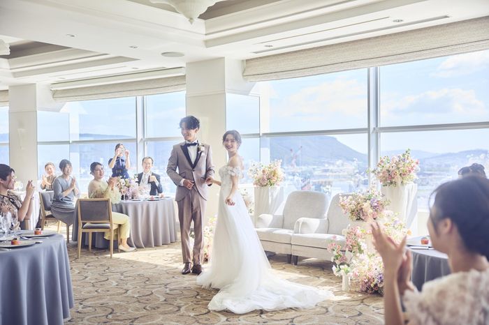 最上階のスカイバンケットから望める瀬戸内海と高松の街の眺望も、ゲストへのおもてなしの一つ。