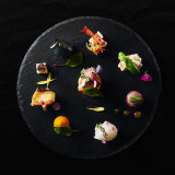 まるで絵画のような美しい料理が高級感を演出