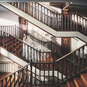 クラシカルな階段が、ふたりの瞬間を絵画のように彩る。|ザ・ロイヤルダイナスティ大宮(THE ROYAL DYNASTY OMIYA)の写真(55426600)