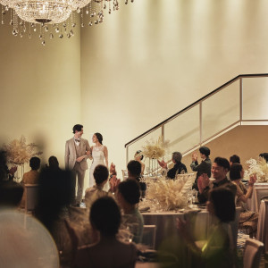 階段を降りる花嫁に、息をのむ瞬間。|ザ・ロイヤルダイナスティ大宮（THE ROYAL DYNASTY OMIYA）の写真(55426211)