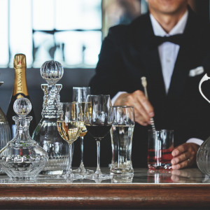 バーカウンターも併設で、ドリンクを片手にパーティーへの期待感を高めて|ザ・ロイヤルダイナスティ大宮(THE ROYAL DYNASTY OMIYA)の写真(56656866)