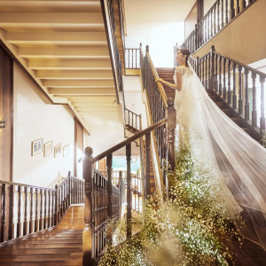 クラシカルな階段に佇むだけで、花嫁を美しく引き立たせます|ザ・ロイヤルダイナスティ大宮（THE ROYAL DYNASTY OMIYA）の写真(56656425)