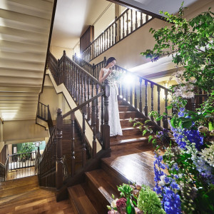 ゲストの目を楽しませてくれる美しい大階段|ザ・ロイヤルダイナスティ大宮(THE ROYAL DYNASTY OMIYA)の写真(55426285)